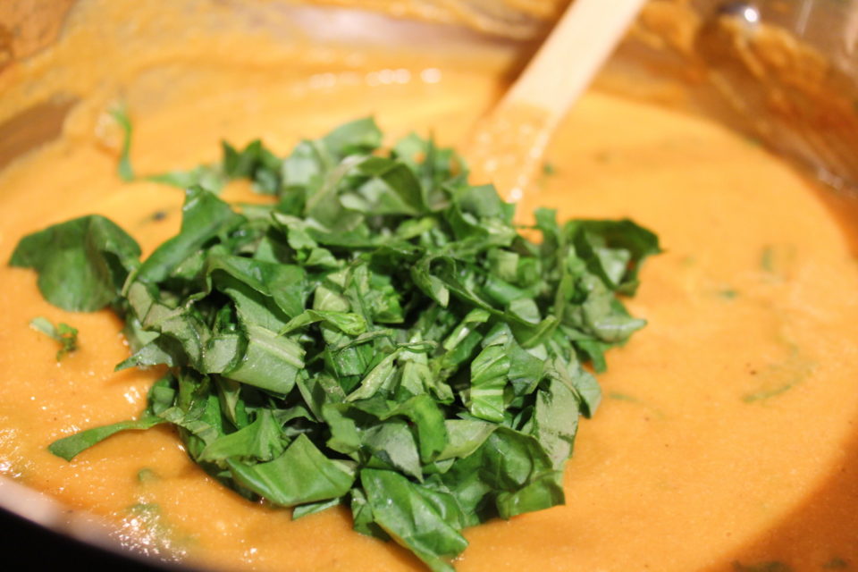 tomato cauliflower soup - soup sundays https://karissapwellness.com/2016/12/tomato-cauliflower-soup/