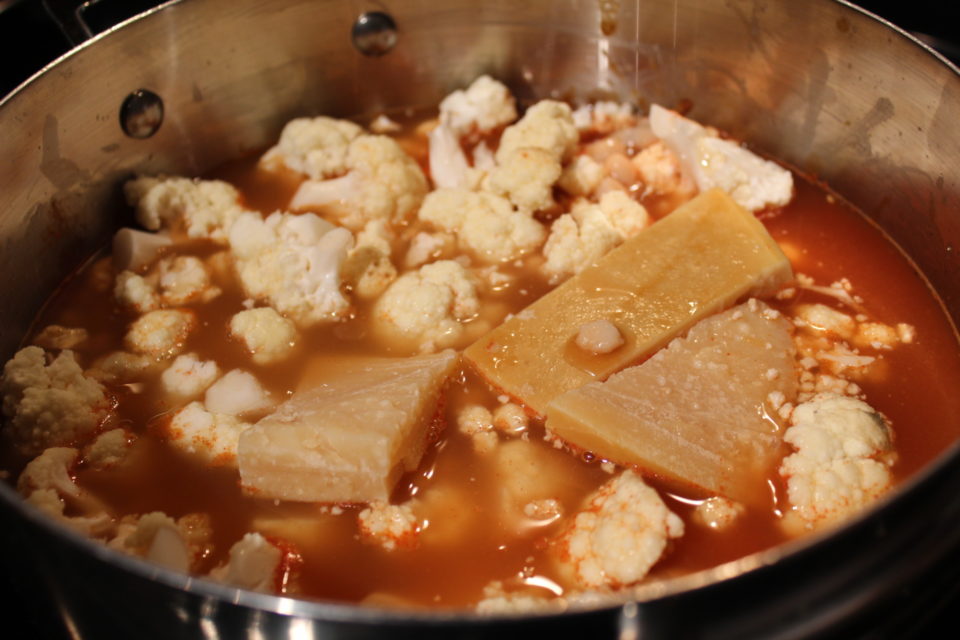 tomato cauliflower soup - soup sundays https://karissapwellness.com/2016/12/tomato-cauliflower-soup/