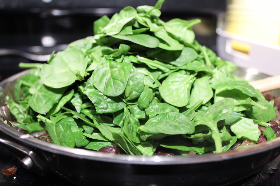 meatless mondays: black bean and spinach enchiladas https://karissapwellness.com/2017/01/black-bean-spinach-enchiladas/