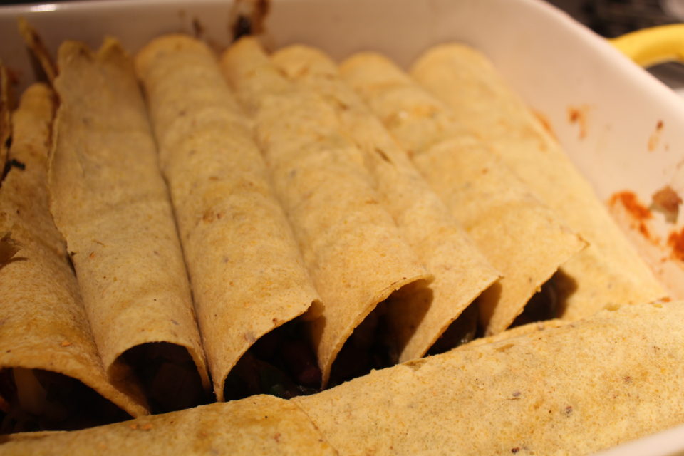 meatless mondays: black bean and spinach enchiladas https://karissapwellness.com/2017/01/black-bean-spinach-enchiladas/