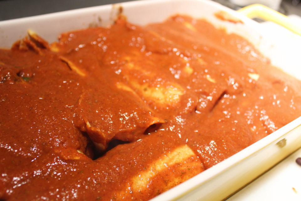 meatless mondays: black bean and spinach enchiladas https://karissapwellness.com/2017/01/black-bean-spinach-enchiladas/