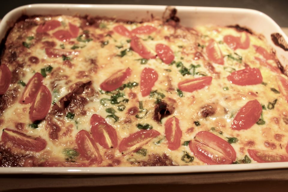 meatless mondays: black bean and spinach enchiladas https://karissapwellness.com/2017/01/black-bean-spinach-enchiladas/