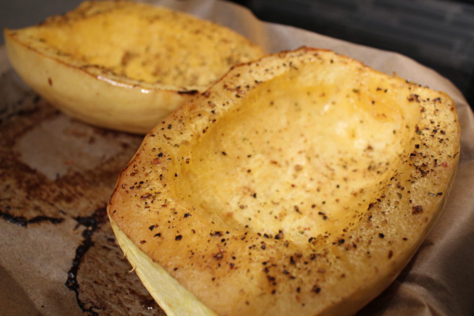 https://karissapwellness.com/2017/04/enchilada-stuffed-spaghetti-squash/ IMG 1206 960x640