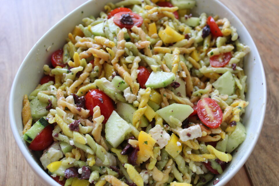 https://karissapwellness.com/greek-pasta-salad/