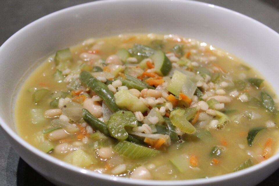 https://karissapwellness.com/vegetable-barley-soup/